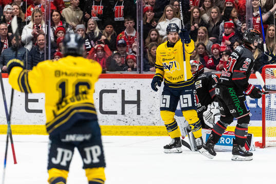 HV71s Mikkel Bödker jublar