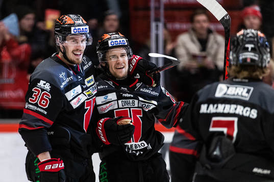 Örebros William Wikman jublar med Emil Larsson