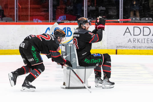 Örebros Robert Leino skjuter Rodrigo Abols på en