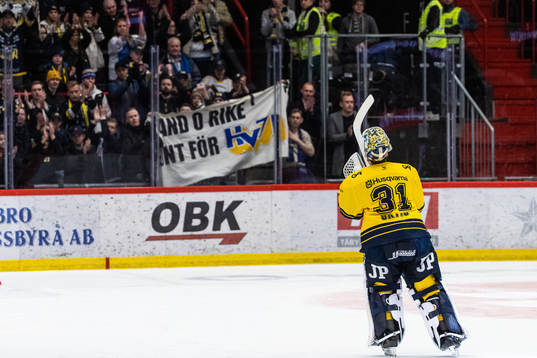 HV71s målvakt Joni Ortio tackar supportrarna
