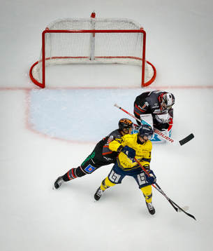 Örebros målvakt Jhonas Enroth räddar pucken