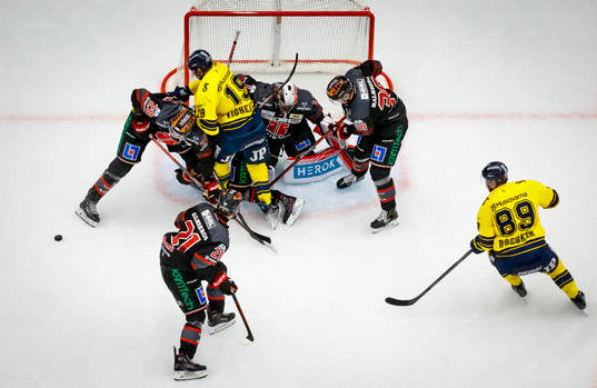 Kamp framför Örebros målvakt Jhonas Enroth