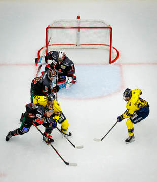 Kamp framför Örebros målvakt Jhonas Enroth