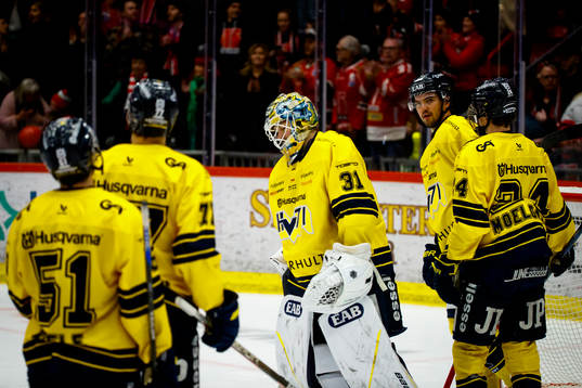 HV71s målvakt Joni Ortio deppar