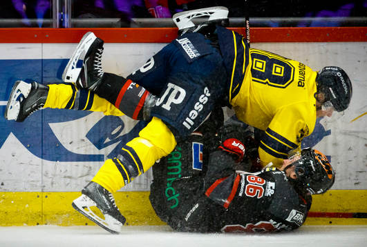 HV71s Nichlas Torp och Örebros Mathias Bromé