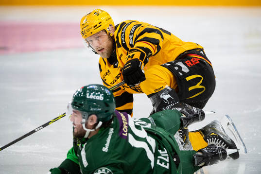 Färjestads Remi Elie och Skellefteås Oscar Möller