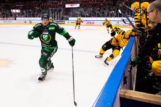 Färjestads Ville Pokka och Skellefteås Tom Kühnhackl