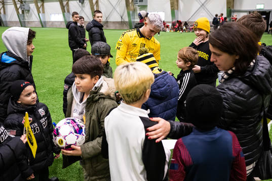 Jacob Ondrejka skriver autografer