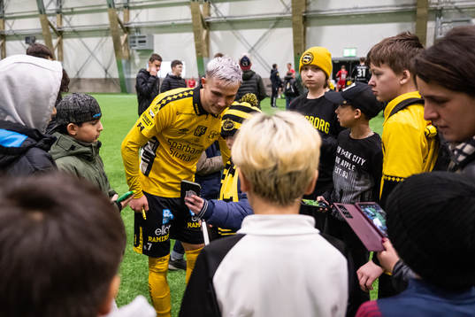 Jacob Ondrejka skriver autografer