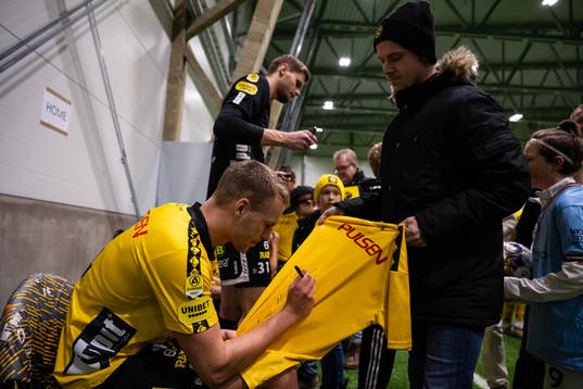 Gustav Henriksson skriver autografer