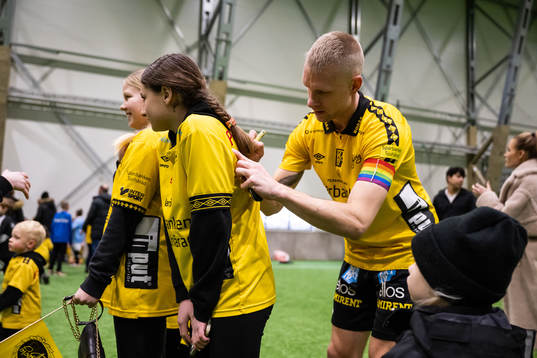 Johan Larsson skriver autografer