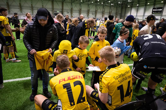 Spelare skriver autografer