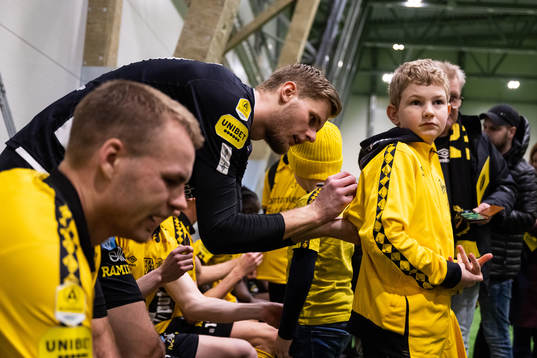 målvakt Tim Rönning  skriver autografer
