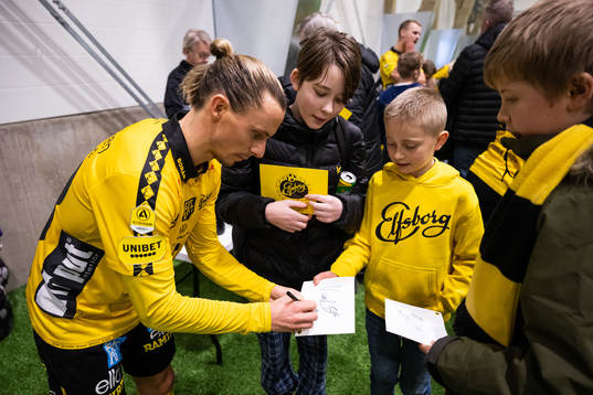 Niklas Hult  skriver autografer