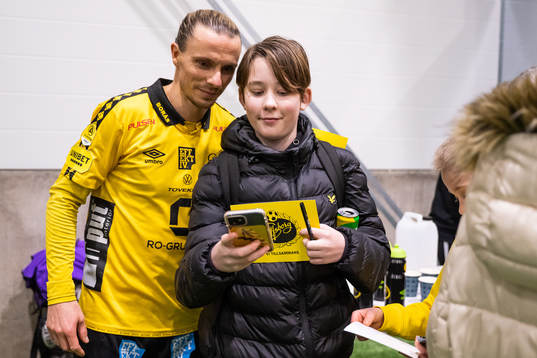 Niklas Hult  skriver autografer