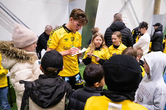 Noah Söderberg skriver autografer