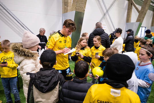 Noah Söderberg skriver autografer