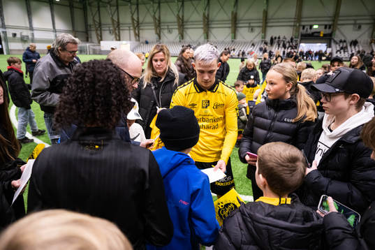Jacob Ondrejka skriver autografer