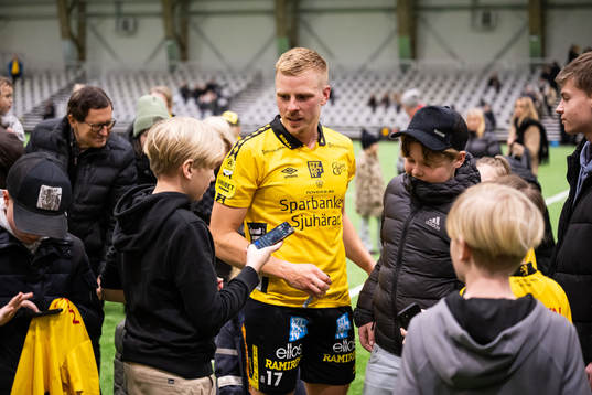 Per Frick skriver autografer