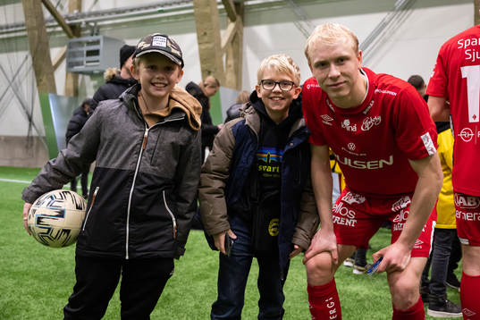 André Boman skriver autografer