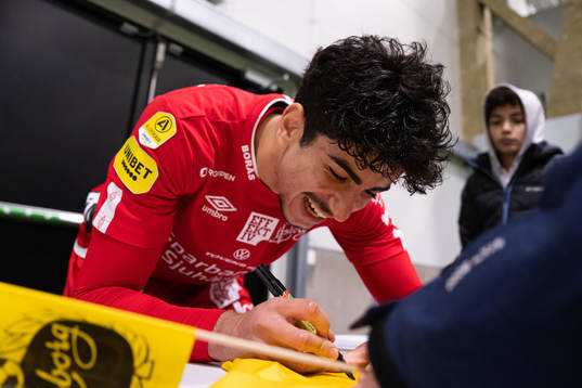 Ahmed Qasem  skriver autografer