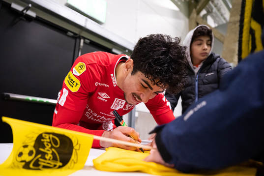 Ahmed Qasem  skriver autografer