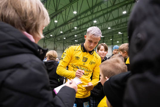 Jacob Ondrejka skriver autografer
