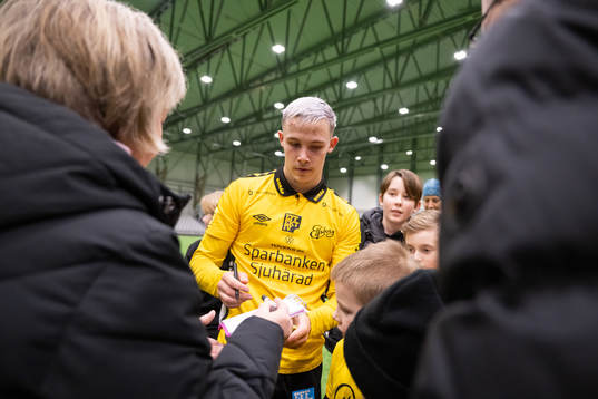 Jacob Ondrejka skriver autografer