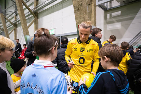 Niklas Hult skriver autografer