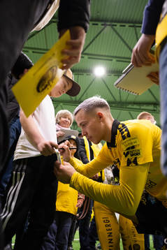 Jacob Ondrejka skriver autografer