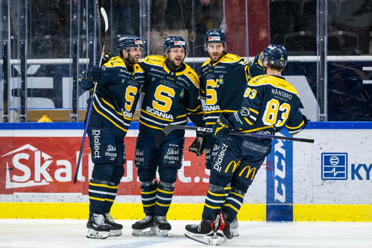 Södertäljes Emil Alba jublar med lagkamrater