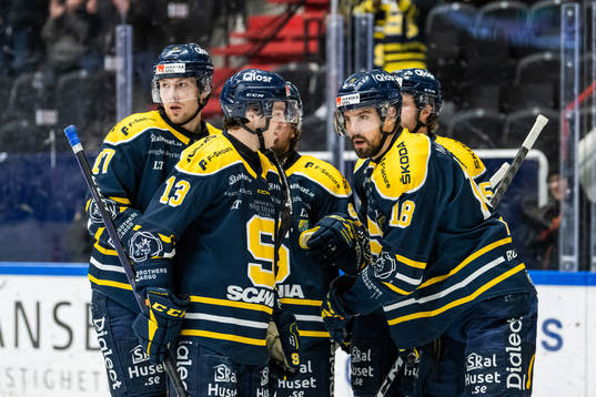 Södertäljes Linus Videll jublar med lagkamrater