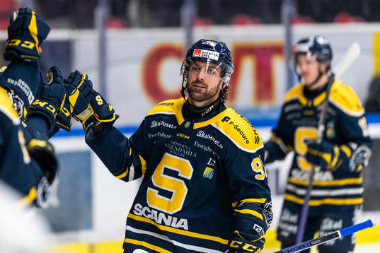 Södertäljes Aaron Luchuk jublar