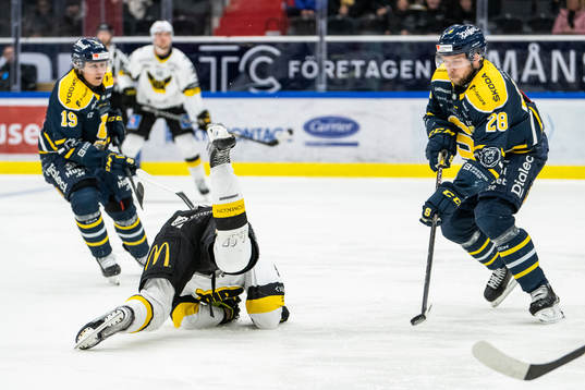 Västerås Liam Dower Nilsson faller bredvid Södertäljes
