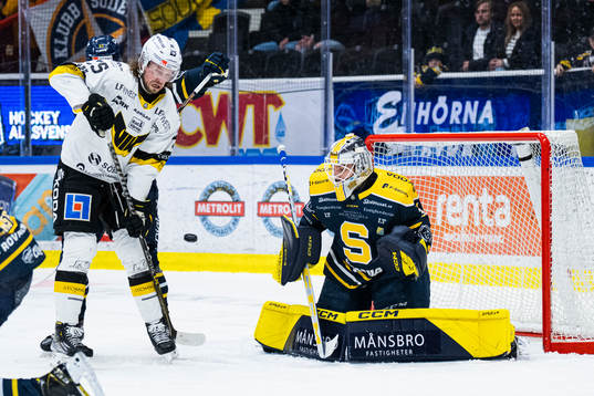 Västerås Marcus Bergman och Södertäljes målvakt Nikita