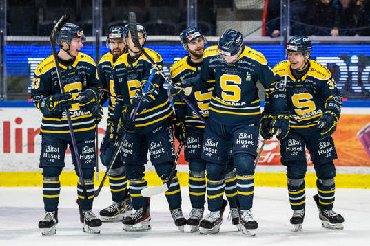 Södertäljes Filiph Engsund (till höger) jublar med
