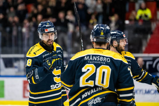 Södertäljes Linus Videll jublar