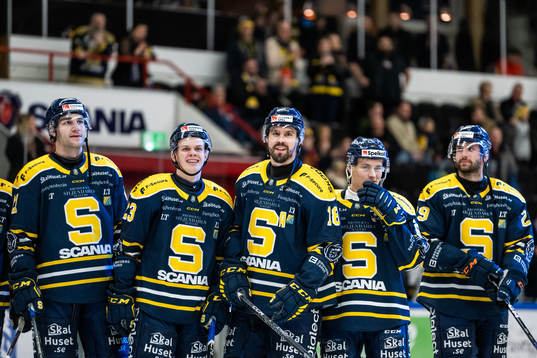 Södertäljes Linus Videll (mitten)
