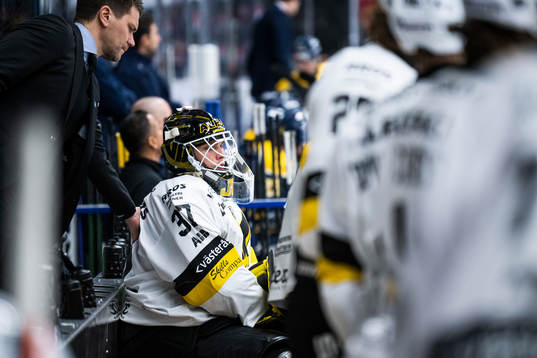 Västerås målvakt Johan Gustafsson deppar