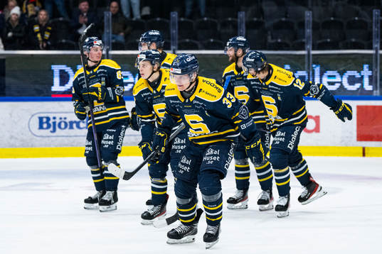 Södertäljes Filiph Engsund jublar med lagkamrater
