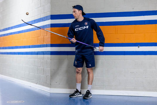 Växjös Dan Sexton värmer upp före ishockeymatchen i SHL