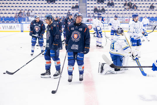 Växjös och Leksands spelare värmer upp före
