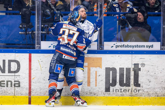 Växjös Glenn Gustafsson tacklar Leksands Lucas Elvenes
