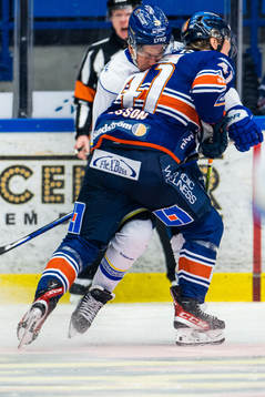 Växjös Ludvig Nilsson tacklar Leksands Justin Glenn Kloos