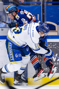 Leksands Jon Knuts tacklar Växjös Glenn Gustafsson