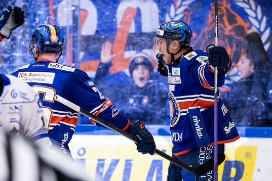 Växjös Kalle Kossila jublar