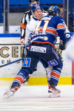 Leksands Justin Glenn Kloos blir tacklad av Växjös Ludvig