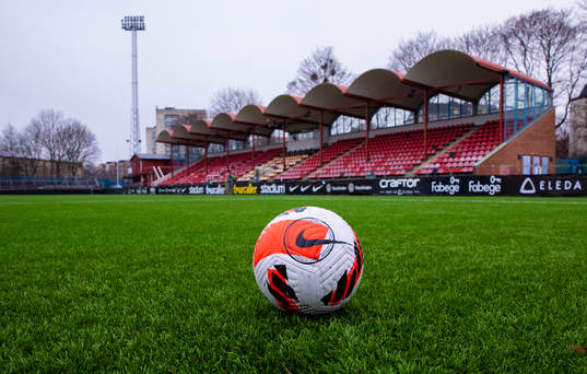 En fotboll på konstgräs på Skytteholms IP
