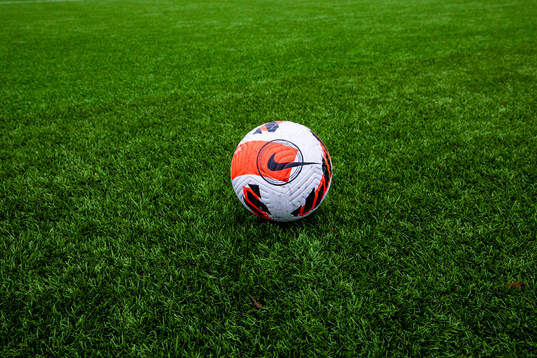 En fotboll på konstgräs på Skytteholms IP