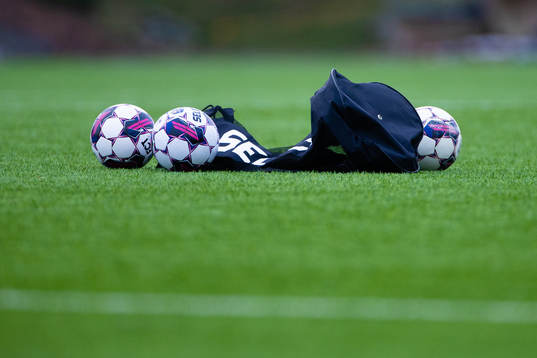 Fotbollar på konstgräs